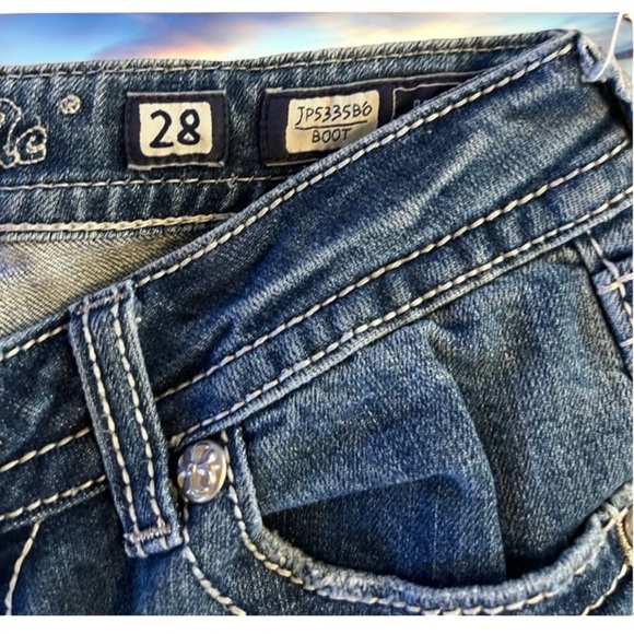 Miss me bootcut Size 28 floral fleur de lis design on back pockets. Beautiful - Picture 11 of 17